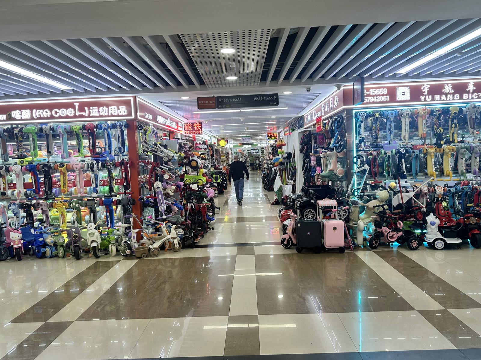 Daily goods and tissue paper booth displays